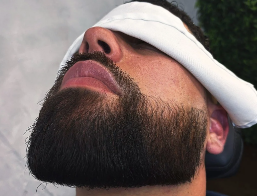 Barba alinhada com toalha quente