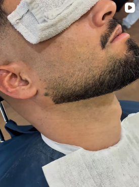 Barba aparada durante ritual de toalha quente