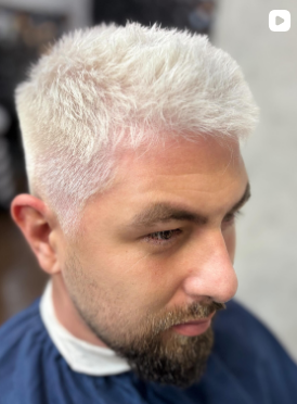 Cabelo masculino platinado com barba escura