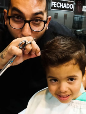 Barbeiro cortando cabelo de criança