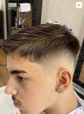 Corte masculino com degradê e risca na navalha