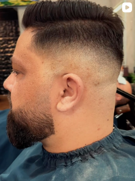 Degradê com barba lenhadora na Barbearia Burgos