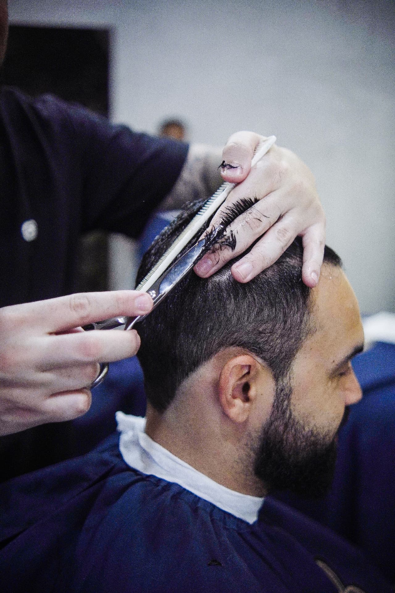 Corte masculino sendo finalizado na Barbearia Burgos, em Taboão da Serra