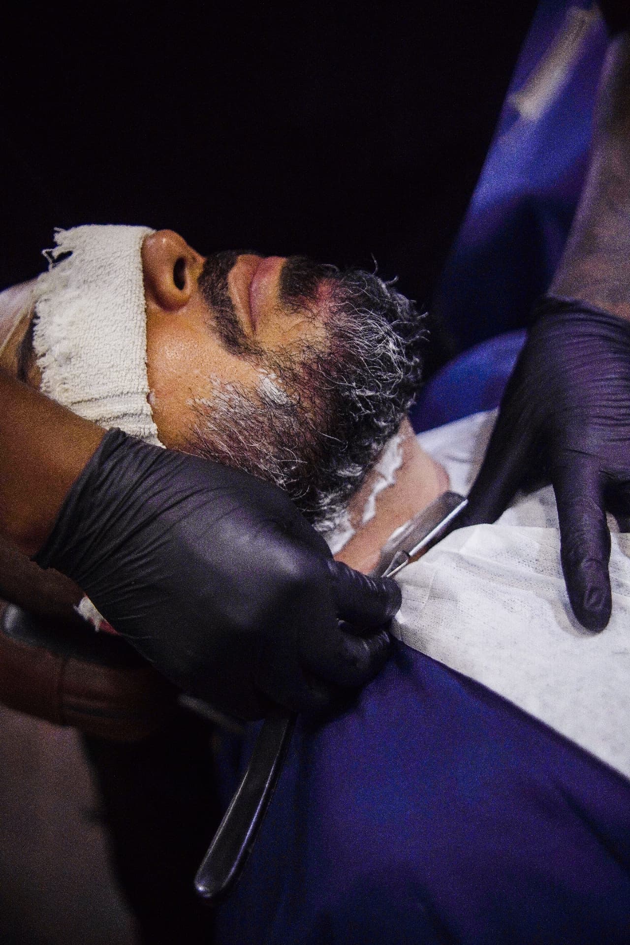 Barboterapia com navalha e toalha quente na Barbearia Burgos